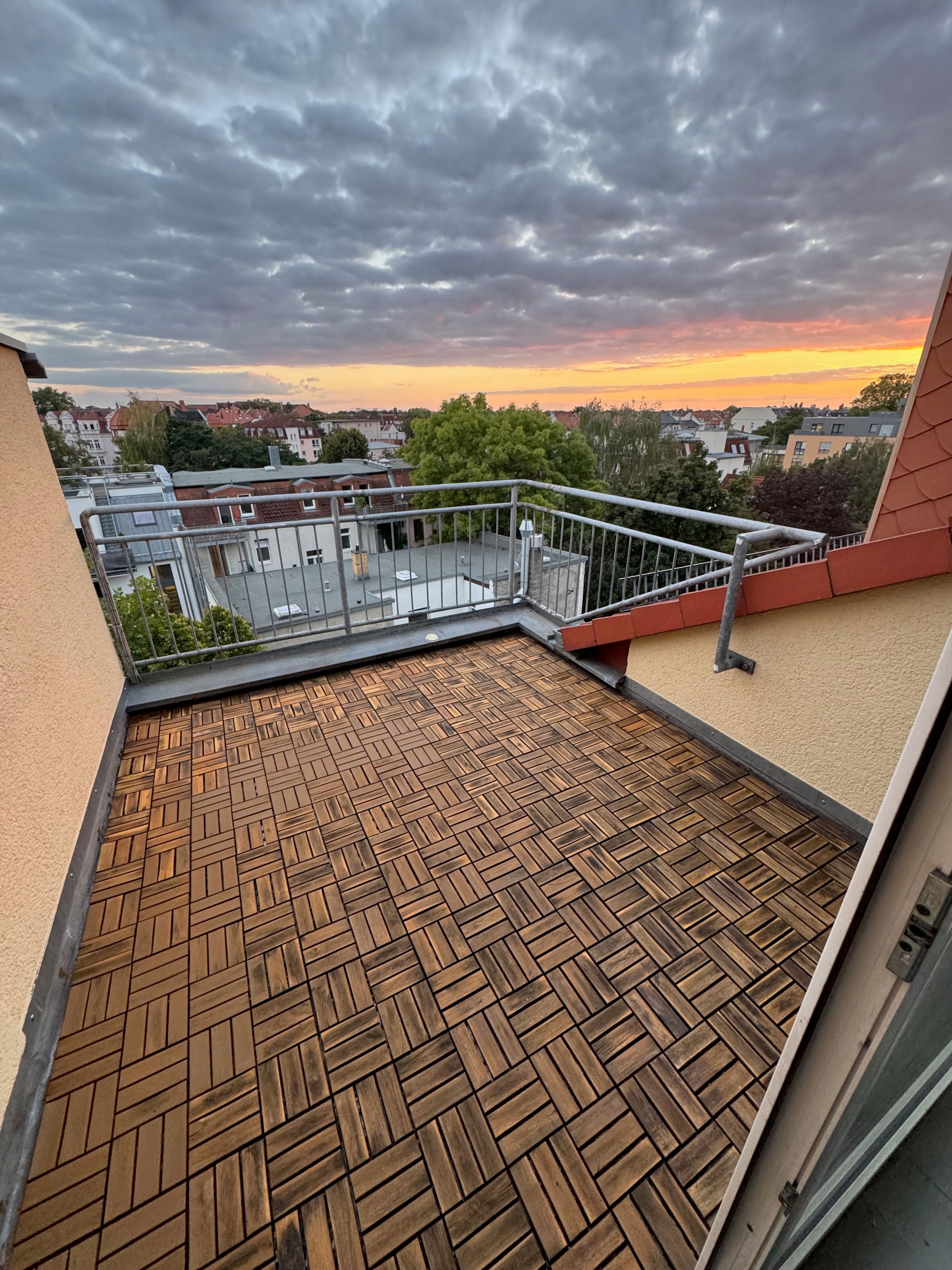 Sonnenuntergang über Leipzig, fotografiert von der Dachterrasse von Zimmer 3