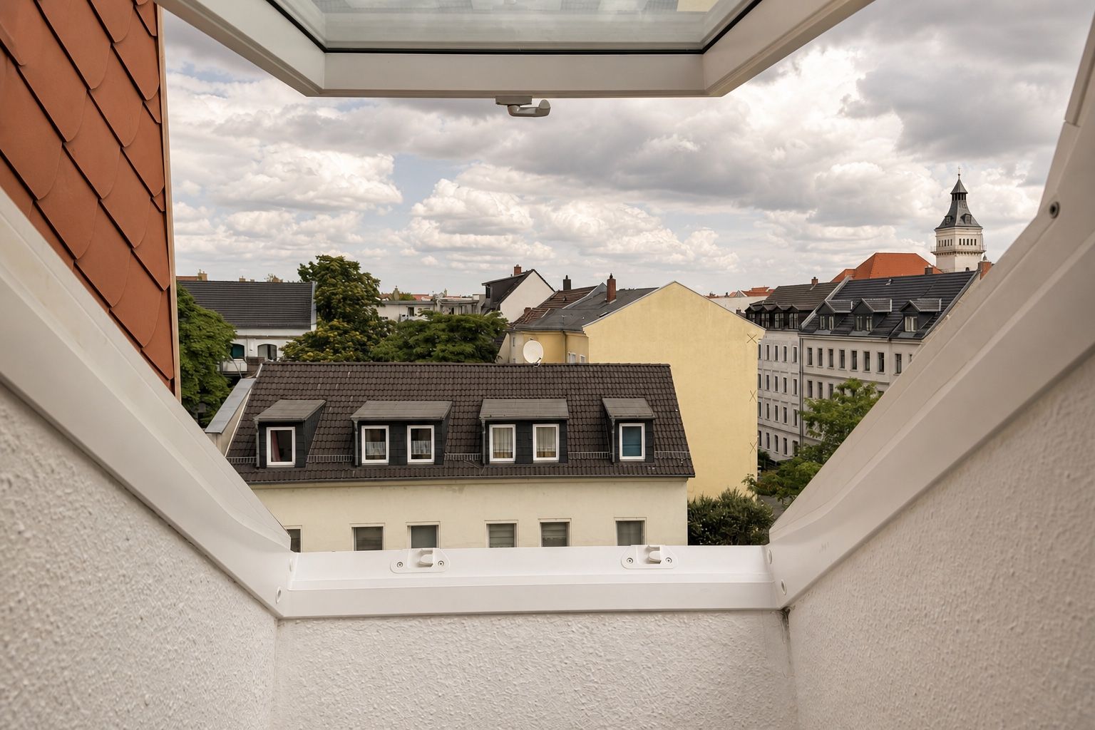 Blick aus dem offenen Dachfenster über die Dächer von Leipzig-Gohlis-Süd